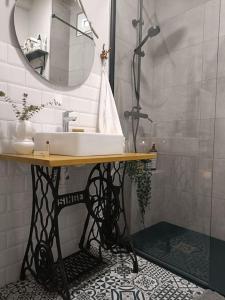 La salle de bains est pourvue d'un lavabo et d'une douche avec un miroir. dans l'établissement Rías Baixas. Acogedor piso en la Ría de Arousa, à Ribeira