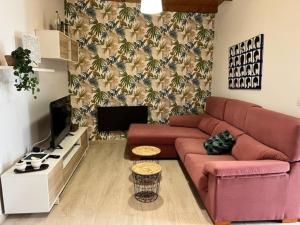 ビラノーバ・デ・アロウサにあるCasa Xulio Cambaのリビングルーム(赤いソファ、テレビ付)