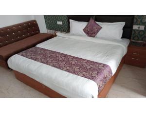 Кровать или кровати в номере Hotel Namo Gange, Rishikesh,