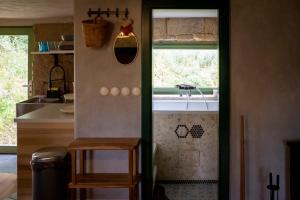 una cucina con lavandino, finestra e bancone di ENJOY Cozy Romance Hills Forest Gardens Views Sauna Whirlpool Bath a Jablonné v Podještědí