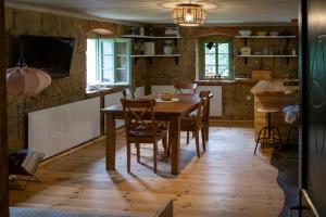 cocina y comedor con mesa de madera y sillas en ENJOY Cozy Romance Hills Forest Gardens Views Sauna Whirlpool Bath, en Jablonné v Podještědí