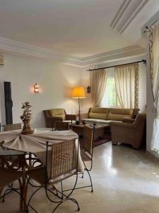 uma sala de estar com um sofá e uma mesa em Villa avec piscine privée em Tabarca