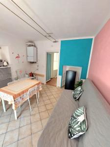 una sala de estar con un sofá y una mesa en Lago, colori ed energia Appartamento Tiffany Lago Maggiore, en Meina