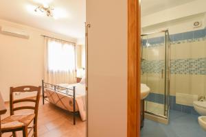 サン・ヴィート・ロ・カーポにあるBed & Breakfast Goccia Marinaのバスルーム(シャワー付)、ベッドルーム1室が備わります。