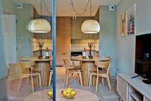 a kitchen and dining room with a table and chairs at Apartamenty Wydma & Las BlueApart in Jastarnia