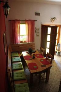 ein Esszimmer mit einem Tisch, Stühlen und einem Fenster in der Unterkunft Apartman Maja in Gračac