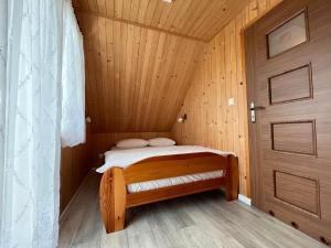 En eller flere senge i et værelse på Domki Wakacyjne Rybak