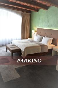 Posteľ alebo postele v izbe v ubytovaní The Golden Wheel Hotel