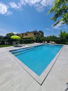 una piscina en un patio con una casa en Sara Holiday Rentals, en Bardolino