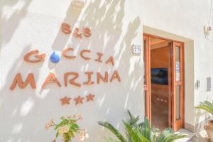 サン・ヴィート・ロ・カーポにあるBed & Breakfast Goccia Marinaのセサールマリーナを読む建物の横の看板
