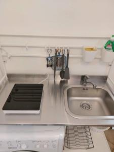 una encimera de cocina con fregadero en una cocina en Lago, colori ed energia Appartamento Tiffany Lago Maggiore, en Meina 43 fotos más