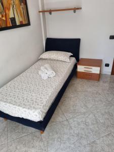un letto con due asciugamani bianchi sopra in una stanza di Villa Radi Cornaredo Rho Fiera a Cornaredo