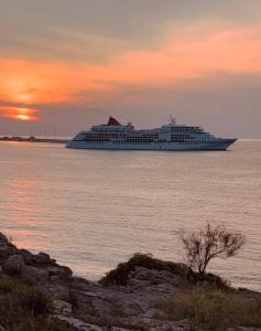 un crucero en el agua al atardecer en Casa Vacanze Nord-Ovest, en Gallipoli