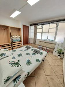 un dormitorio con una cama grande en una habitación en Lago, colori ed energia Appartamento Tiffany Lago Maggiore, en Meina