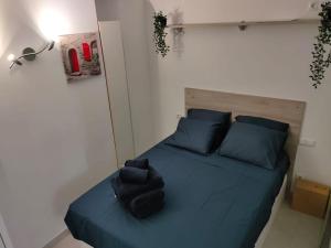 ein Schlafzimmer mit einem blauen Bett mit blauen Kissen in der Unterkunft MODERN COMFORT RENOVATED CANTERAS in Las Palmas de Gran Canaria