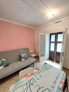 sala de estar con sofá y cama. en Lago, colori ed energia Appartamento Tiffany Lago Maggiore, en Meina