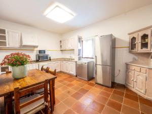 A kitchen or kitchenette at Casa Piedra