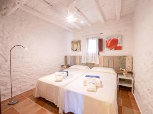 A bed or beds in a room at Casa Piedra
