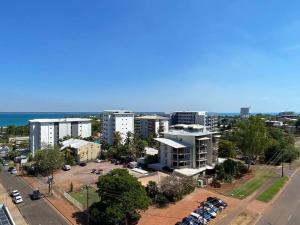 een luchtzicht op een stad met gebouwen en een parkeerplaats bij Katara On Smith - 2 Bed 2 Bath CBD Appartment in Darwin