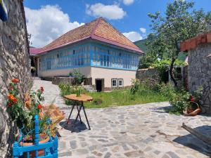 a building with a table in front of it at Guest House Ruh Achari in Sheki