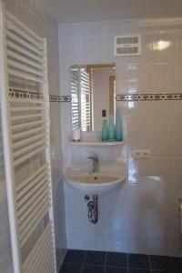 bagno con lavandino e specchio di 9 persons apartment Haus Anna Louise a Niedernsill