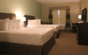 Postel nebo postele na pokoji v ubytování Meridian Inn & Suites Lloydminster + 16 fotografií