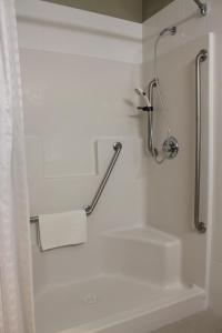 Koupelna v ubytování Meridian Inn & Suites Lloydminster