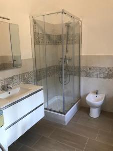 y baño con ducha, lavabo y aseo. en Isola d'Elba casa vacanze - Villa Portello - la casina bis - quarzo-pirite en Rio Marina