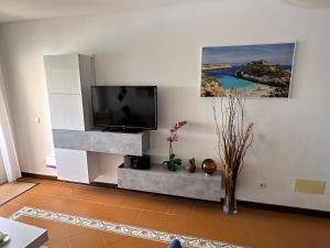 ein Wohnzimmer mit einem Flachbild-TV an der Wand in der Unterkunft Marina Dor II in Cala d´Or