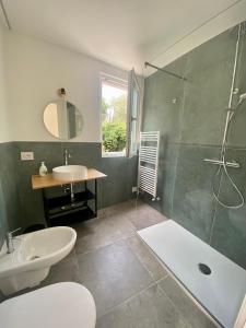 Koupelna v ubytování Relais PINF + 25 fotografií