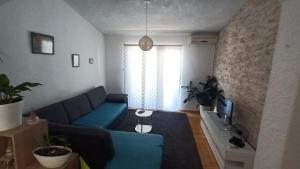 TV a/nebo společenská místnost v ubytování APARTMAN Tino KUSTIĆ 2