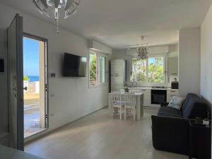 una sala de estar con un sofá y una mesa en Beach Loft Poetto, en Quartu SantʼElena