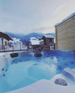 een hot tub met blauw water in een tuin bij Haus Stille Oase Top 3 in Bruck an der Großglocknerstraße