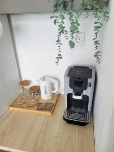 eine Kaffeemaschine auf einem Tisch in der Küche in der Unterkunft Chambre climatisée lit double dans villa - Proche Centre Tramway in Montpellier