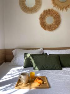 a tray with food and drinks on a bed with mirrors at Chambre climatisée lit double dans villa - Proche Centre Tramway in Montpellier