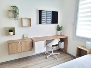 a bedroom with a desk with a chair and a mirror at Chambre climatisée lit double dans villa - Proche Centre Tramway in Montpellier