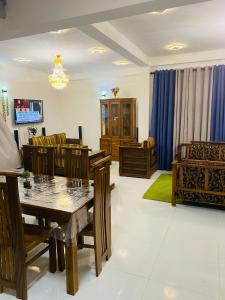 een woonkamer met een eettafel en stoelen bij SAKURA Guest House tourist only in Wariyapola