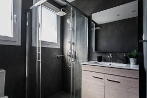 un baño con ducha y lavabo en Apartment in Keramikos, Athens, en Atenas 15 fotos más