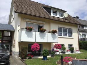 una casa con flores en los balcones en connysferienwohnung, en Bad Laasphe