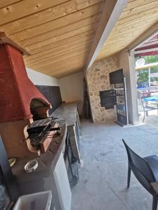 eine Küche mit einem Backofen und einer Terrasse in der Unterkunft Villa Rosa in Modica