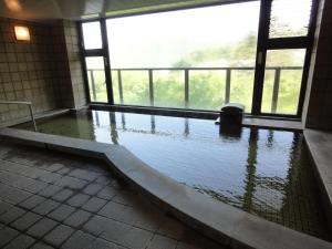 uma casa de banho com piscina de água num edifício em Suikoukan em Hakone