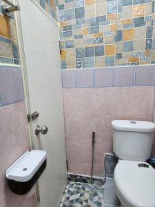 un piccolo bagno con wc e doccia di 206 Olan Place Apartment with free Wi-Fi a Bangkok