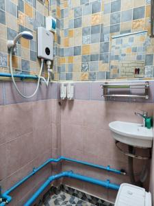 un bagno con lavandino e WC di 206 Olan Place Apartment with free Wi-Fi a Bangkok