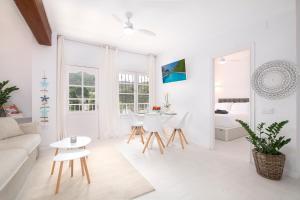 Sala de estar blanca con sofá blanco y mesa en El Portet Moraira Apartment Ella, en Moraira