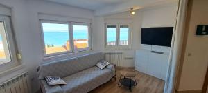 Televízia a/alebo spoločenská miestnosť v ubytovaní Apartment Amore - 2 bedroom, 2 bathroom, sea view terrace, 250m from beach