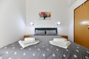 una camera da letto con un letto e due asciugamani di Sunset Puntamika a Zara (Zadar)