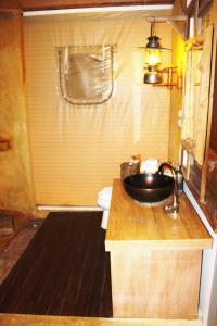 y baño con lavabo y aseo. en Pai Vimaan Resort, en Pai