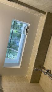 uma janela na casa de banho com um chuveiro em 100% women suite (Rooms with private bathrooms) em Rabat
