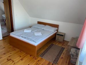 En eller flere senge i et værelse på Erdőgyöngye Vendégház CSÖDE