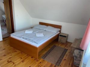 Postel nebo postele na pokoji v ubytování Erdőgyöngye Vendégház CSÖDE